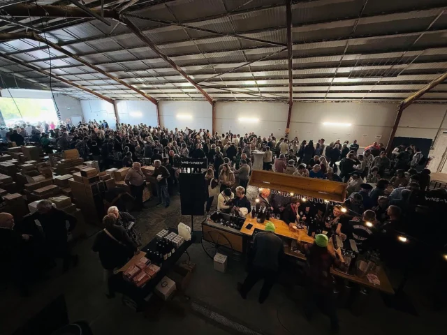 🎉 Un grand merci à tous pour votre présence lors de la première journée du Salon des Vignerons ! 🍷 Votre enthousiasme a fait de ce samedi un véritable succès. 🙌

Et ce n’est pas fini ! 🗓️ Rejoignez-nous ce dimanche de 10h30 à 18h pour une nouvelle journée placée sous le signe du vin, des découvertes et des rencontres. 🍇

#SalonDesVignerons #Vins #VinsdeVincent #Dégustation #Succès #Merci #Vignerons #PassionVin