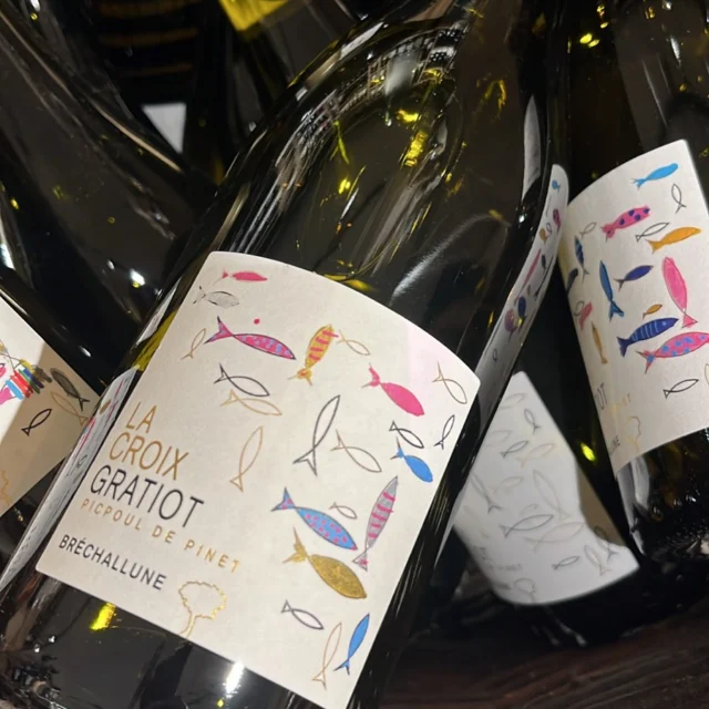 🐠 Laissez-vous tenter par la cuvée Bréchallune du Domaine La Croix Gratiot, un picpoul atypique rond et frais qui capture toute la générosité du Sud.🐟 

@laxgratiot 

#LaCroixGratiot #PicpoulDePinet #Languedoc #VinBlanc #VinsDeVincent

L’abus d’alcool est dangereux pour la santé, à consommer avec modération.
