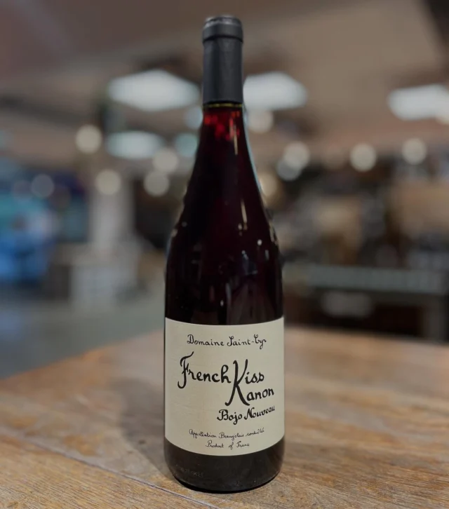 Beaujolais Nouveau 2025
Domaine Saint Cyr - French Kiss Canon 
Gamay infusé 🍇 Travail soigné🍷 Caresse fruitée 

#BeaujolaisNouveau #Beaujolais #Bio #VinsdeVincent #SaintCyr @raph_domainestcyr 

🗓️ À partir du Jeudi 20 Novembre

L’abus d’alcool est dangereux pour la santé, à consommer avec modération.